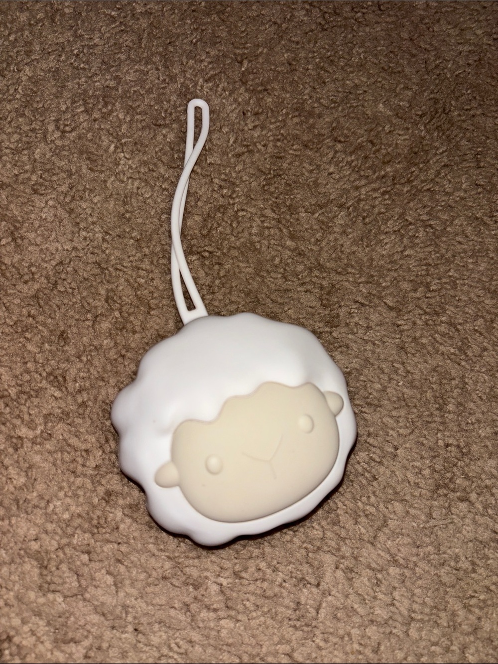 Béis White Sheep Pacifier Holder | Gentle Silicone Kids Accessory